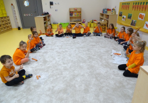 01 Dzieci pokazują marchewki
